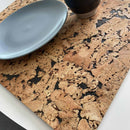 Kork dækkeserviet med sorte detaljer 30x45 cm.