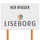 Skilt med teksten "HER BYGGER" og "LISEBORG", logo i midten, orange stolper, hvid baggrund.