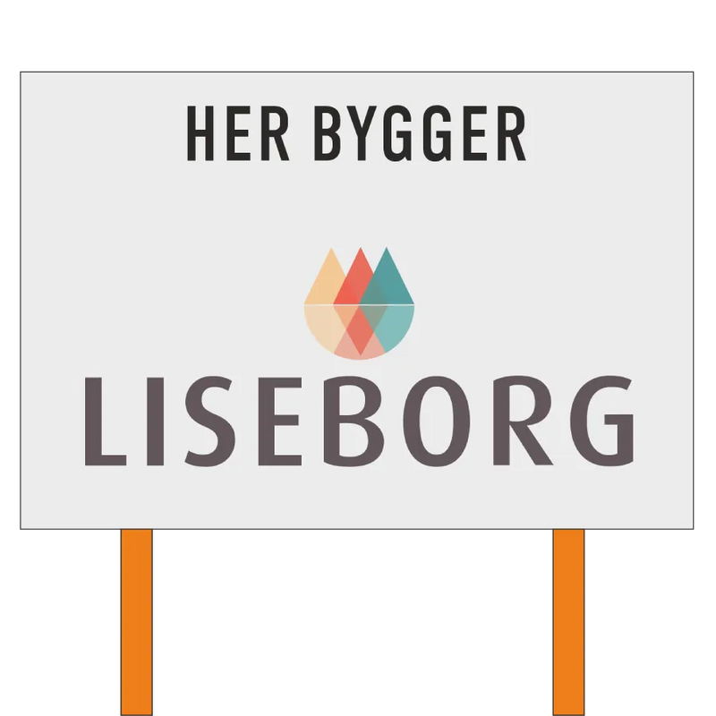 Skilt med teksten "HER BYGGER" og "LISEBORG", logo i midten, orange stolper, hvid baggrund.