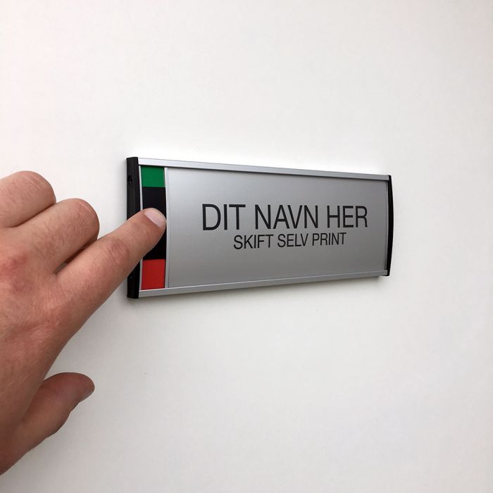 Dørskilt med "DIT NAVN HER", ledig/optaget funktion, hånd justerer skiltet.