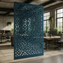 Lyddæmpende blå filt rumdeler med mønster i moderne kontor, omgivet af planter og skriveborde.