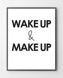 Sort tekst på hvid baggrund: "WAKE UP & MAKE UP" i en enkel, moderne skrifttype.