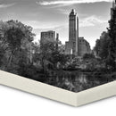 Sort-hvid byscene med træer og bygninger på 10mm tyk plade, kanten synlig.