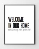 Plakat med teksten "WELCOME IN OUR HOME there's always room for one more" i sort på hvid baggrund.