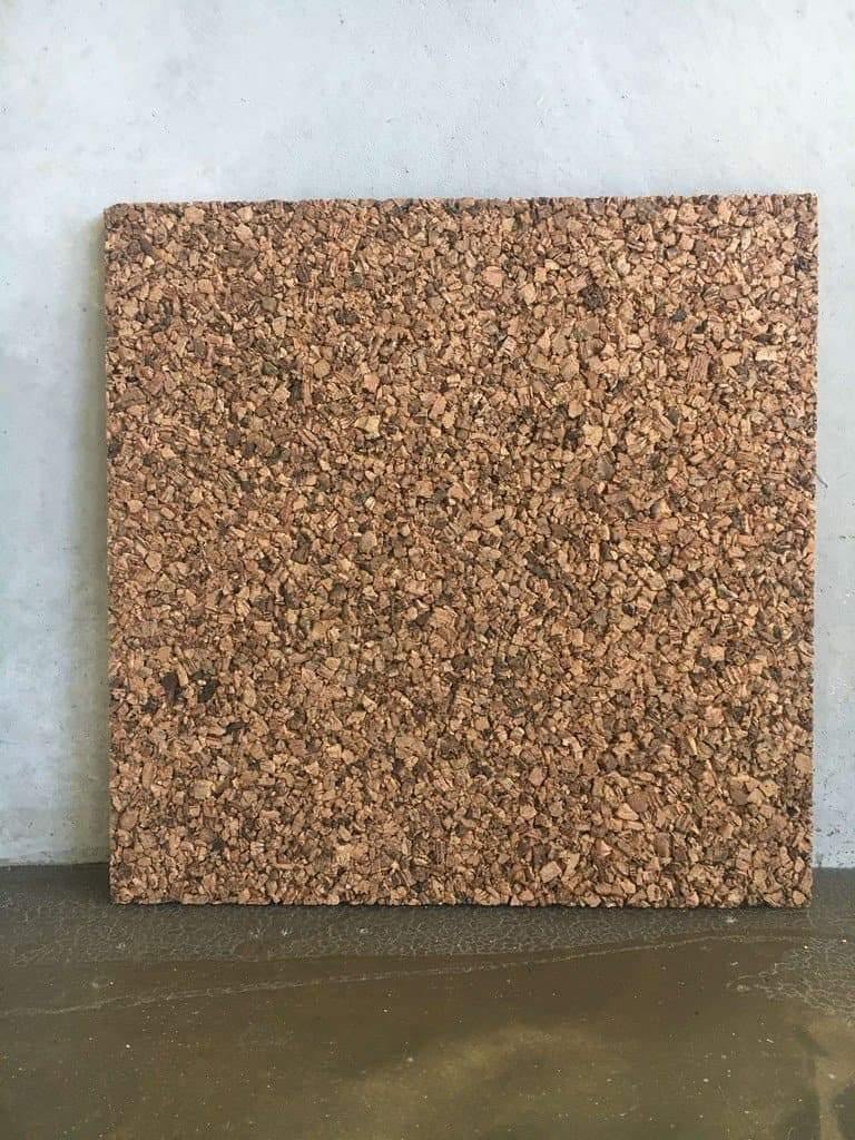 2 cm. tyk sandslebet + rustik Korkplade til opslagstavle, 50×50 cm. - 2 cm. tyk sandslebet + rustik Korkplade til opslagstavle, 50×50 cm. - CT