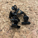 Sorte clips med tegnestift på korkoverflade, designet til at fastgøre genstande.