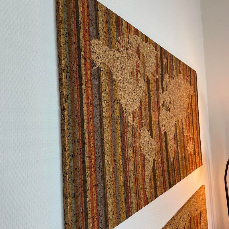 Verdenskort i kork med farvede striber, 50x100 cm.