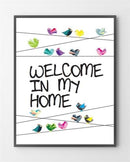 Plakat med farverige fugle på ledninger og teksten "Welcome In My Home," i ramme.