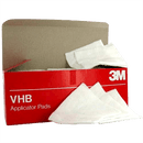 Åben kasse med 3M VHB Applicator Pads, hvide servietter delvist trukket ud foran.