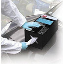 Person rengør bil med 3M Afrensningsklude fra boks, iført beskyttelseshandsker.