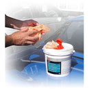 En person holder en vådserviet fra en 3M beholder på en bil.