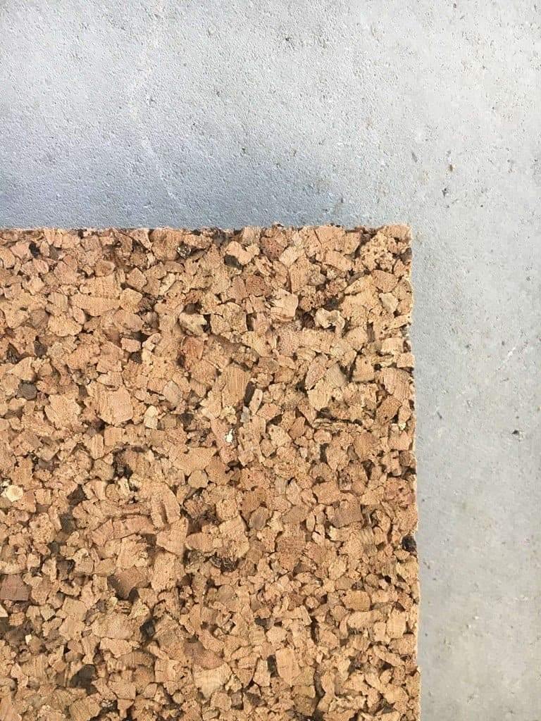 2 cm. tyk sandslebet + rustik Korkplade til opslagstavle, 50×50 cm. - 2 cm. tyk sandslebet + rustik Korkplade til opslagstavle, 50×50 cm. - CT