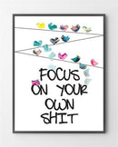 Farverige fugle på ledninger med teksten "Focus on your own shit" i sort skrift nedenunder.