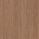 Glat overflade med egetræsmønster, lyse til mellembrune toner, naturlige åremønstre.