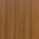 Overflade med træmønster, varm teakfarve, glat udseende. Detaljer om tekstur ikke synlige.