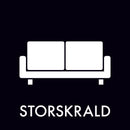 Hvid sofaikon på sort baggrund, teksten "STORSKRALD" nedenunder i fed skrift.