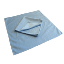 Lys blå firkantet mikrofiberklud, glat og tæt vævet, foldet ovenpå en lignende klud.