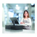 Klar skærm med foldede sider og udskæring ved kasse. Person bag disken.