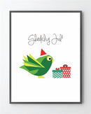 Plakat med grøn fugl i nissehue, to gaveæsker og teksten "Glædelig Jul!" i håndskrift.