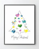 Minimalistisk juletræ med farverige fugle og teksten "Merry Christmas!" nederst i kursiv.