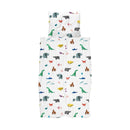 Sengetøj med lyse baggrund og farverige dyremotiver. Inkluderer dynebetræk og pudebetræk.