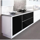 Moderne køkken med sorte foliebelagte låger og skuffer, der skaber et stilrent udtryk.