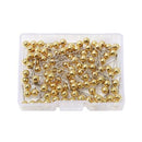 Klar plastæske med små nåle, guldhoveder. Nåle arrangeret tilfældigt i æsken.