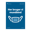 Blåt skilt med teksten "Her bruger vi mundbind" og illustration af mundbind for tydelig kommunikation.