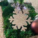 Snefnug vist flot frem i en juledekoration.