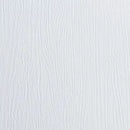 Hvidt materiale med træ-lignende kornstruktur, der giver en ren og naturlig overflade.