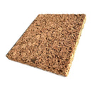 Firkantet korkplade med tekstureret overflade og tydelige kanter, der viser dens tykkelse.