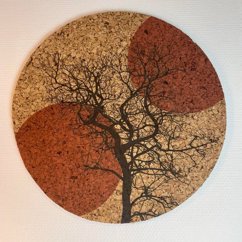 Korkcirkel med print af grafisk træ - røde cirkler, 45 cm.