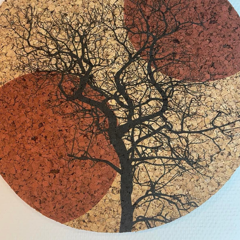 Korkcirkel med print af grafisk træ - røde cirkler, 45 cm.