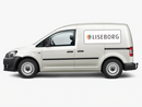 Hvid varevogn med rektangulært magnetisk skilt på siden. Skiltet viser "LISEBORG" med et logo.