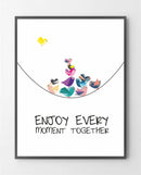 Farverige, geometriske fugle på hvid baggrund. Tekst: "ENJOY EVERY MOMENT TOGETHER."