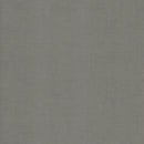 Tekstureret overflade med krydsende linjer i sølv- og brunlige nuancer.