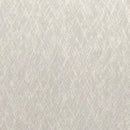 Sølvfarvet overflade med diagonalt mønster og metallisk glans, reflekterer lys elegant.