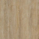 Overflade med lys gråbrun træstruktur og synlige åremønstre, der skaber et blegnet trælook.