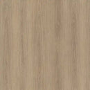 Overflade med træmønster, varierende bruntoner og struktureret tekstur for taktil kvalitet.