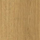 Træoverflade med fint kornmønster i varm karamel-tone, glat og ensartet som naturligt egetræ.