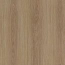 Lys egetræsfarve med naturlig årestruktur og glat overflade, lineært og struktureret udseende.