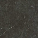 Mørk overflade med marmor-lignende tekstur, årer og mat finish, der reducerer genskin.