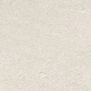 Nærbillede af off-white, cementlignende overflade med ujævne teksturer og variationer.