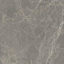 Nærbillede af grå marmor-lignende overflade med hvid åring og mat finish.