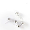 Fem dekorative sølvfarvede nåle med skinnende, kugleformede hoveder og spidse ender.