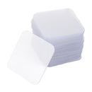 Stak af gennemsigtige, firkantede puder med afrundede hjørner. En pude er adskilt fra stakken.