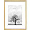 Ramme med smal, metallisk kant, der elegant fremhæver et sort-hvidt foto af et træ.