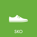 Grønt klistermærke med hvid skosilhuet og teksten "SKO" i fed hvid skrift. Minimalistisk design.