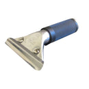 Håndtag med tekstureret greb og fladt metalbeslag med to synlige skruer, designet til rengøring.