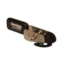 Metalværktøj med sort håndtag, dobbelt kniv, synlige skruer og mulig tekst på håndtaget.